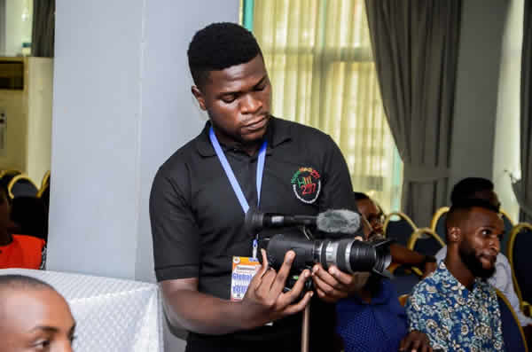 Apprenant en montage vidéo